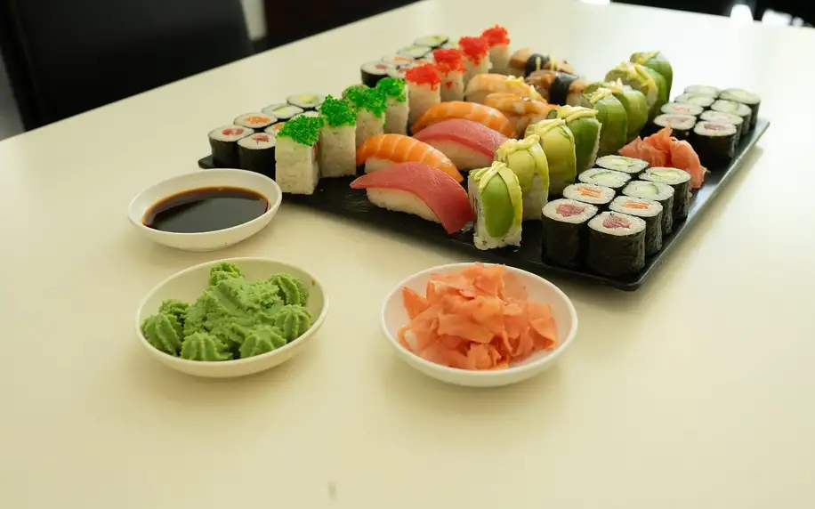 Sushi sety s 24 až 40 ks: maki, california i nigiri
