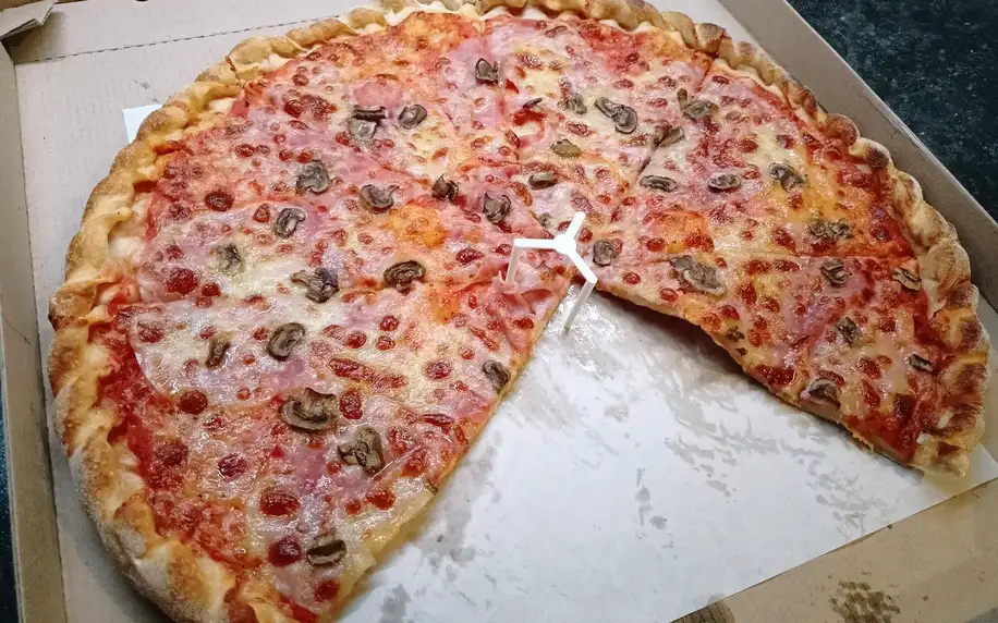 Jedna či dvě velké pizzy o průměru 40 cm s sebou
