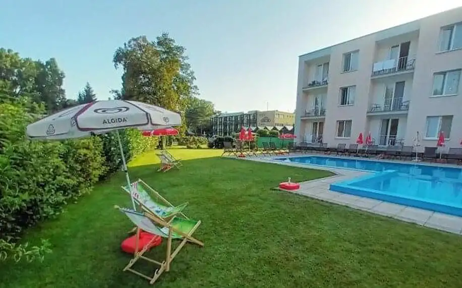 Piešťany přímo u přehrady Sĺňava: Hotel Korekt *** s polopenzí, venkovními bazény s lehátky a dětským hřištěm