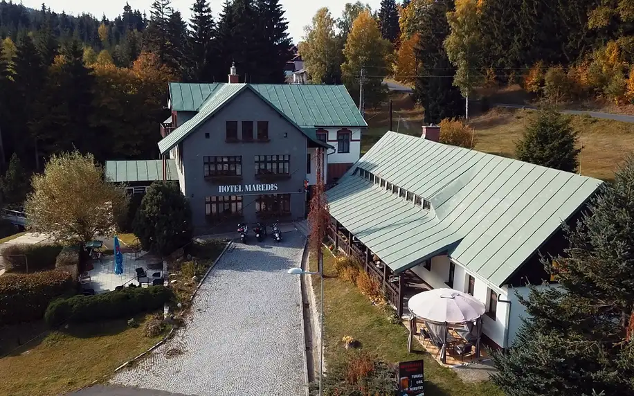 Vyrazte do Jizerských hor do bungalovu: snídaně, stolní tenis, volejbalové hřiště, petanque a domácí mazlíček zdarma