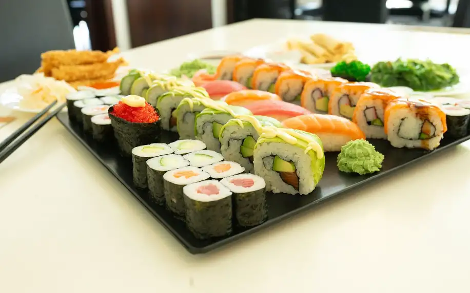 Sushi sety s 24 až 40 ks: maki, california i nigiri