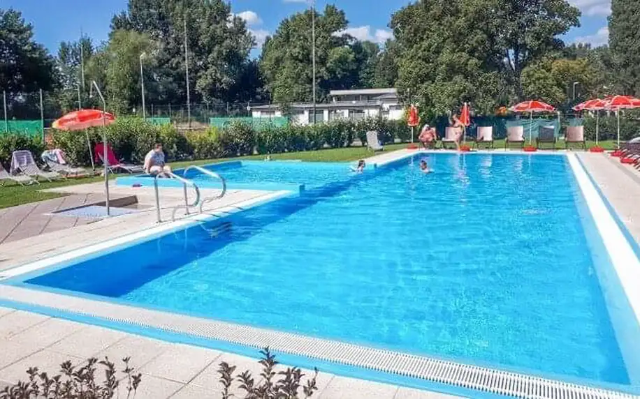 Piešťany přímo u přehrady Sĺňava: Hotel Korekt *** s polopenzí, venkovními bazény s lehátky a dětským hřištěm