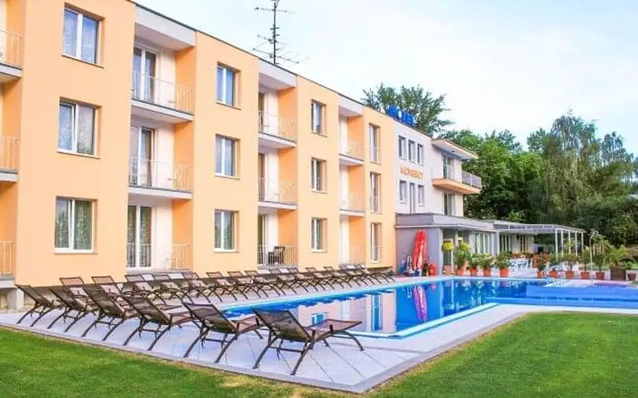 Piešťany přímo u přehrady Sĺňava: Hotel Korekt *** s polopenzí, venkovními bazény s lehátky a dětským hřištěm