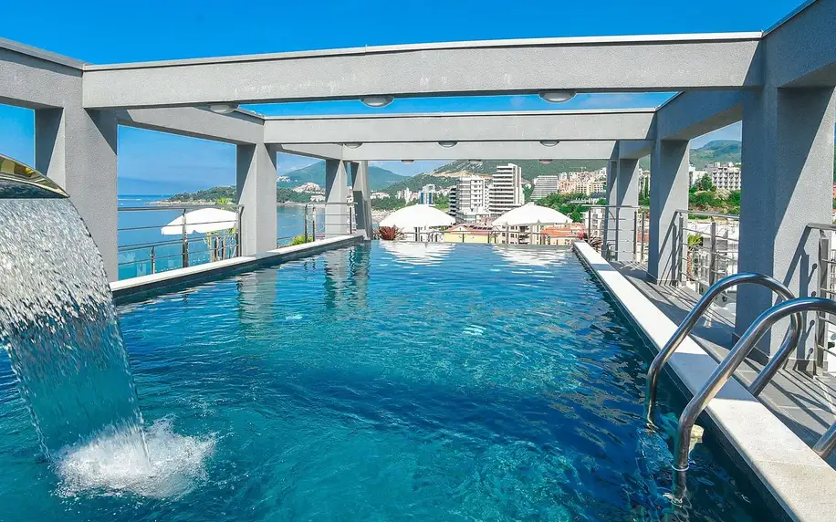 Černá Hora: hotel u pláže se snídaní a bazénem