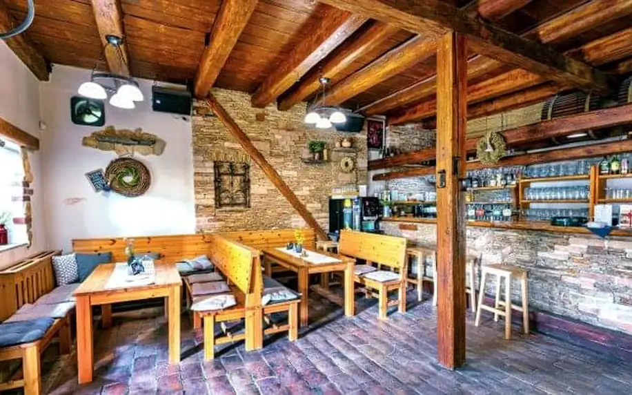 Jižní Morava u Znojma v Penzionu U Tří Jasanů se snídaněmi, vínem, poukazem do restaurace/pizzerie a slevami
