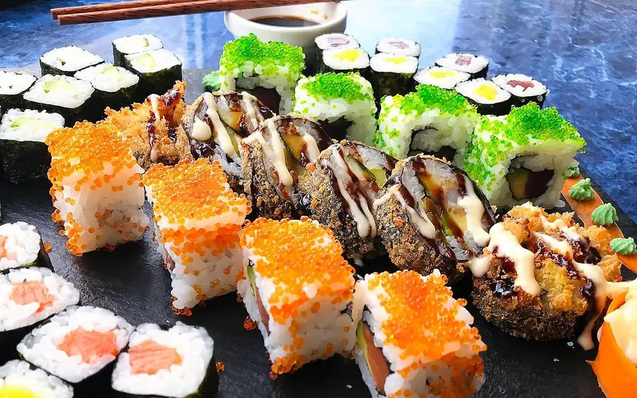 Sushi sety s lososem, kaviárem i krevetami
