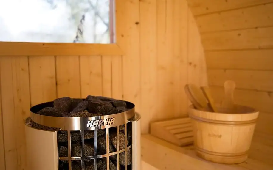 Skvělý glampingový pobyt v útulné dřevěné chatce s privátní sudovou saunou pro 2 osoby na 2 noci