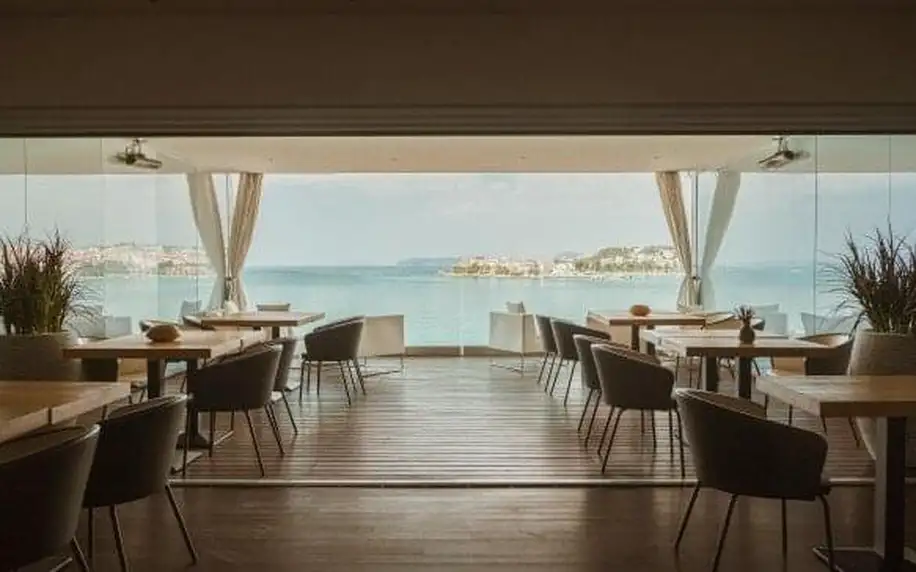Chorvatsko přímo u pláže: Podstrana v Hotelu Split **** se snídaní nebo polopenzí a venkovním bazénem