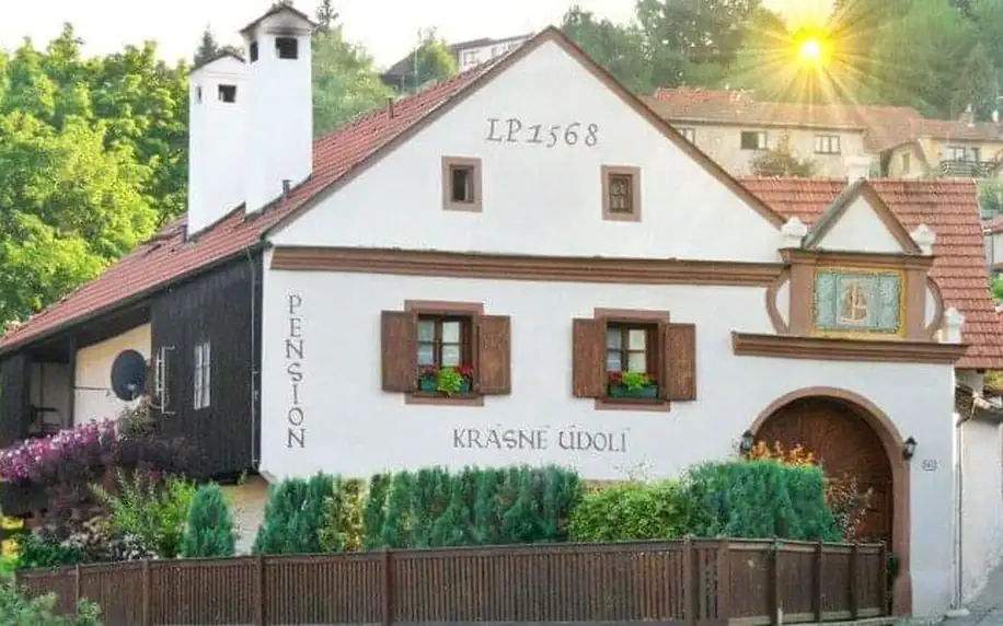 Český Krumlov: Pobyt v dobovém Penzionu Krásné Údolí se snídaněmi + zahrada s posezením a možnost úschovy kol