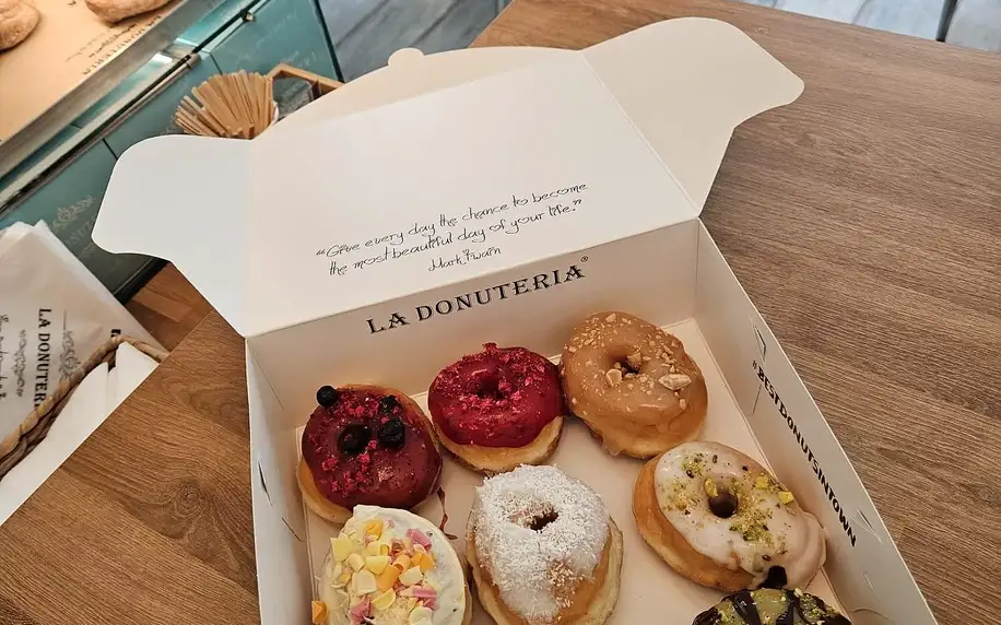 Degustační boxy mini donutů z La Donuteria