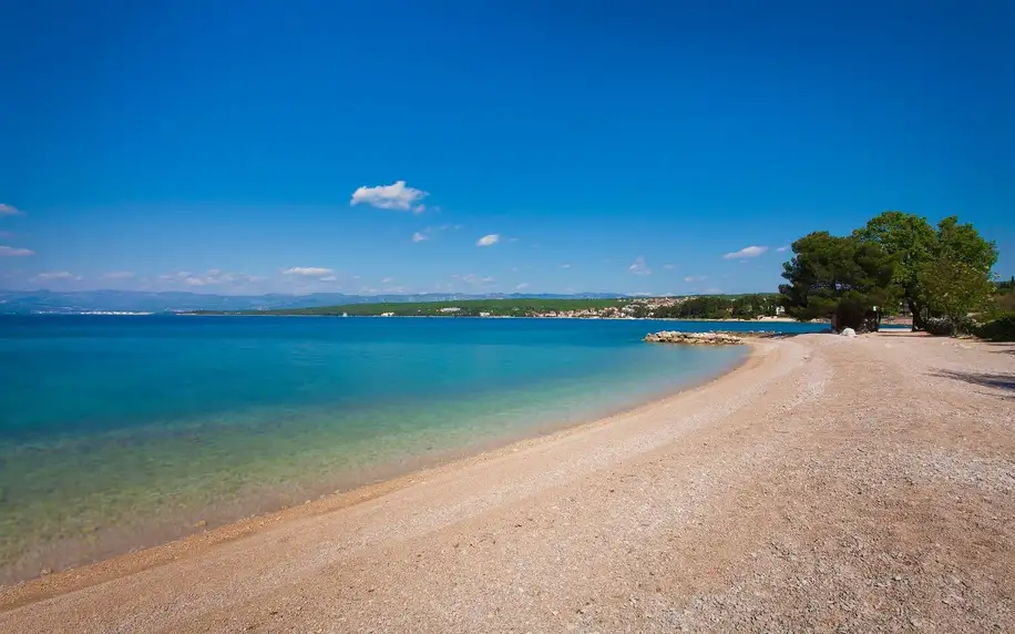 Ostrov Krk: polopenze, soukromá pláž, bazény i vířivka