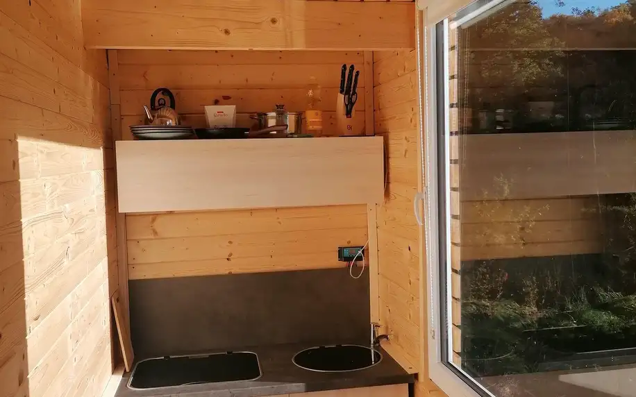 Tiny house v Českém Švýcarsku i privátní horký sud