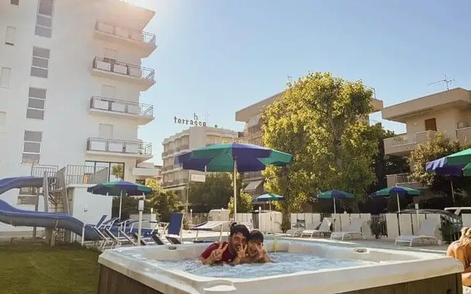 Itálie blízko pláže v Club Hotelu Residence *** s all inclusive stravou a nápoji, bazénem a vířivkou + animace