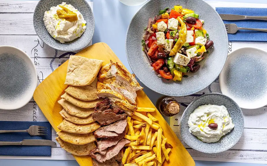 Steakové prkno z grilu v pravé řecké restauraci