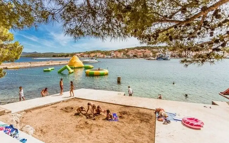 Ostrov Ugljan přímo u pláže a blízko NP Kornati v Holiday Park Zelena Punta *** s polopenzí + animační program