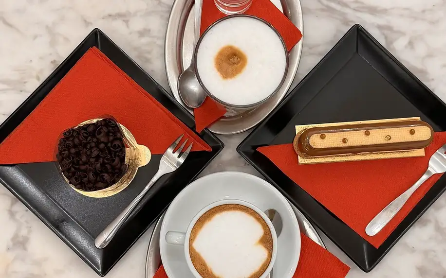 Káva a zákusek dle volby: čokoládový i roláda Chantilly