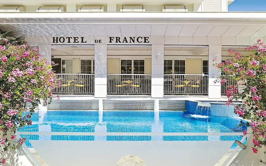 Rimini: hotel s bazénem u pláže, 2 děti zdarma