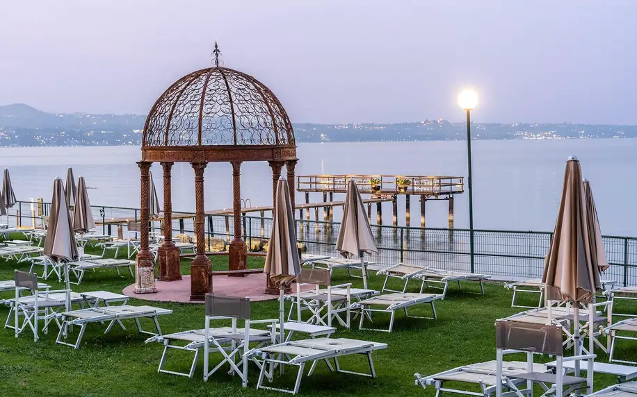 Lago di Garda: 4* hotel hned u jezera, bazén i víno