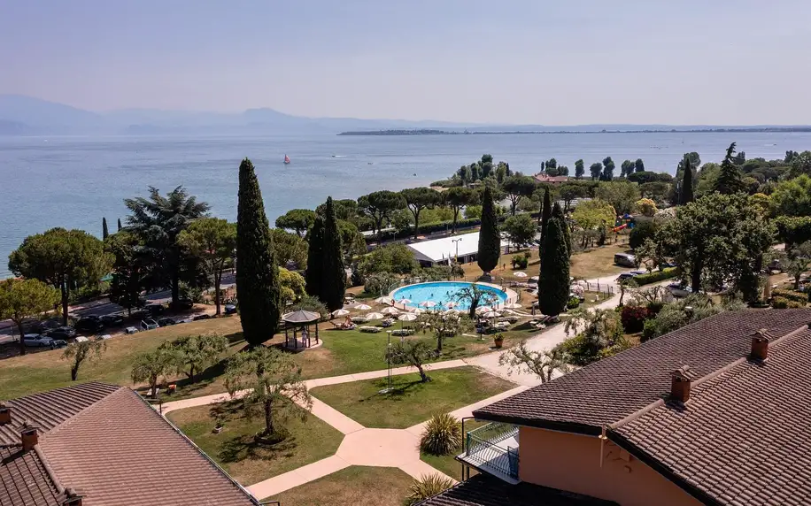 Lago di Garda: 4* hotel hned u jezera, bazén i víno