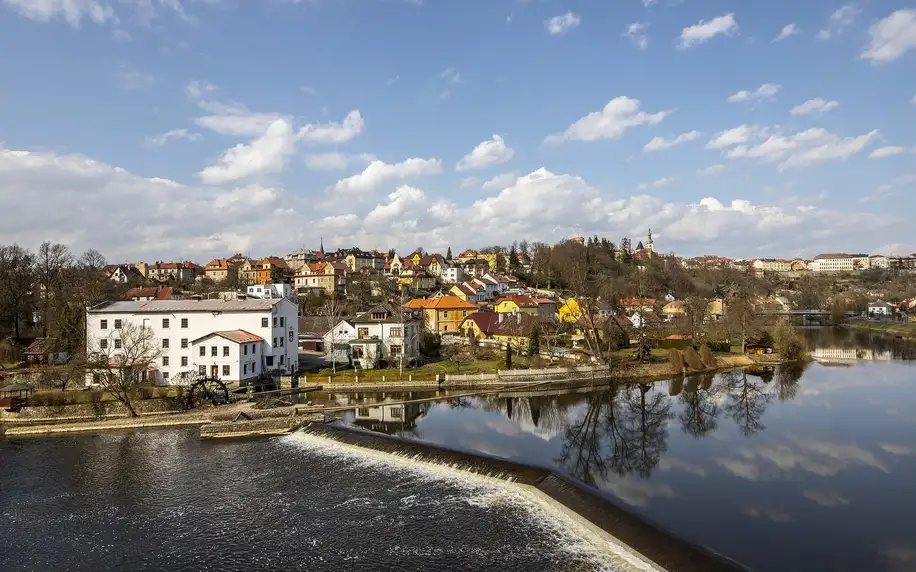 Romantika v Táboře s jídlem i konopnou koupelí