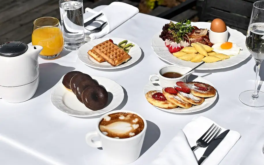 Snídaně či aperitivo ve sky baru s výhledem na Prahu