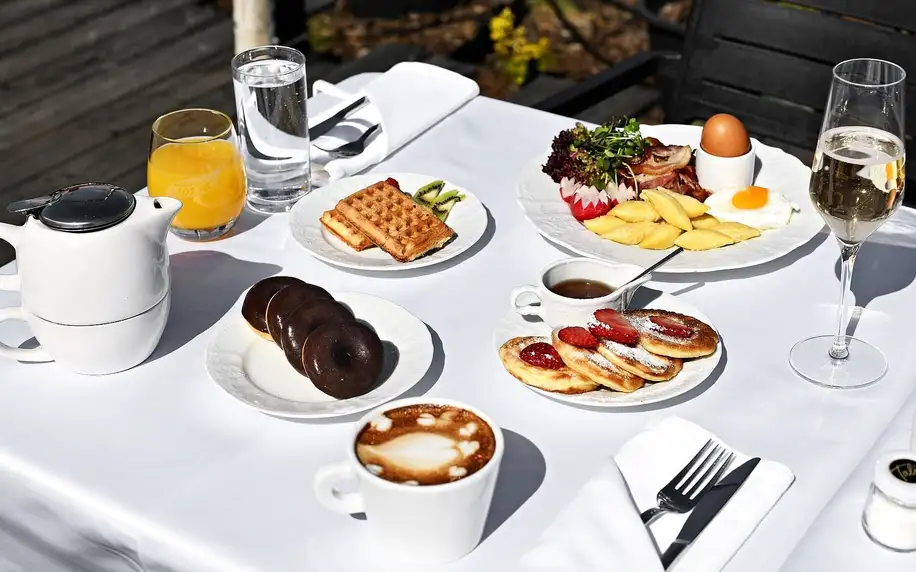 Snídaně či aperitivo ve sky baru s výhledem na Prahu
