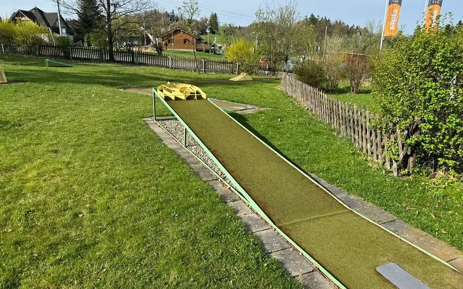 Hodina hry minigolfu na venkovním hřišti
