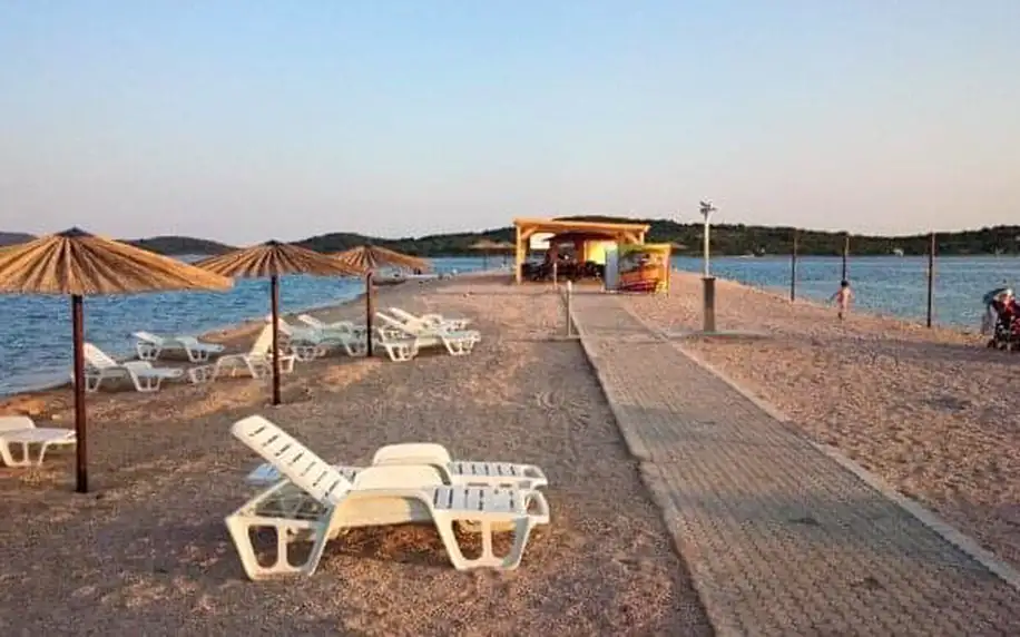 Vodice a Srima přímo u pláže: Pansion Karoca se snídaněmi formou bufetu + zapůjčení lehátek a slunečníků