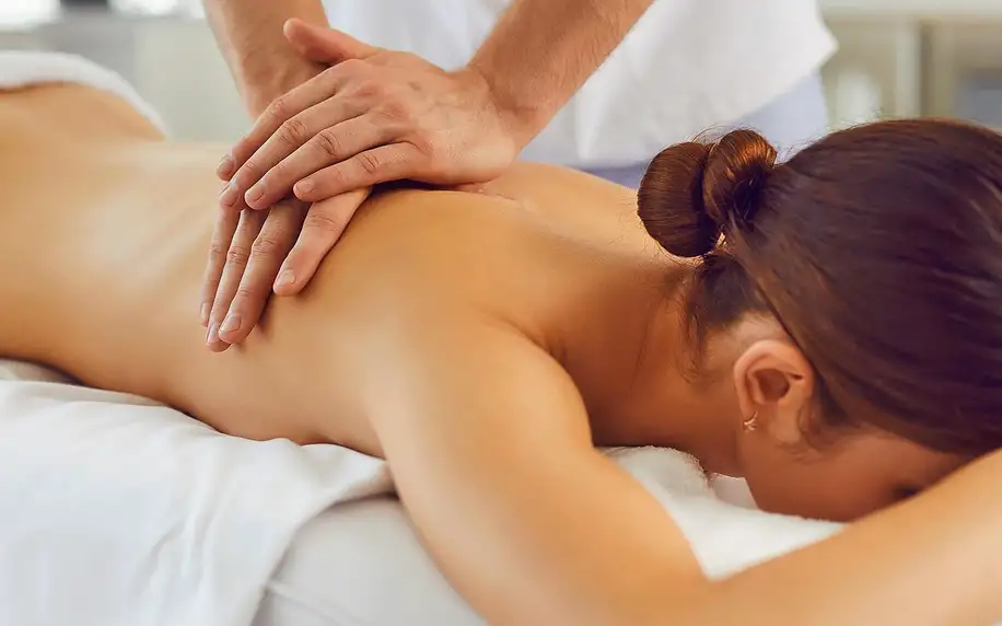 Relaxační masáž, reflexní terapie nebo lomi lomi