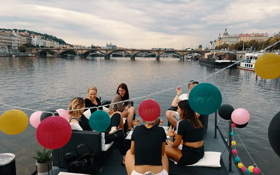 Oslava na Vltavě – pronájem lodi