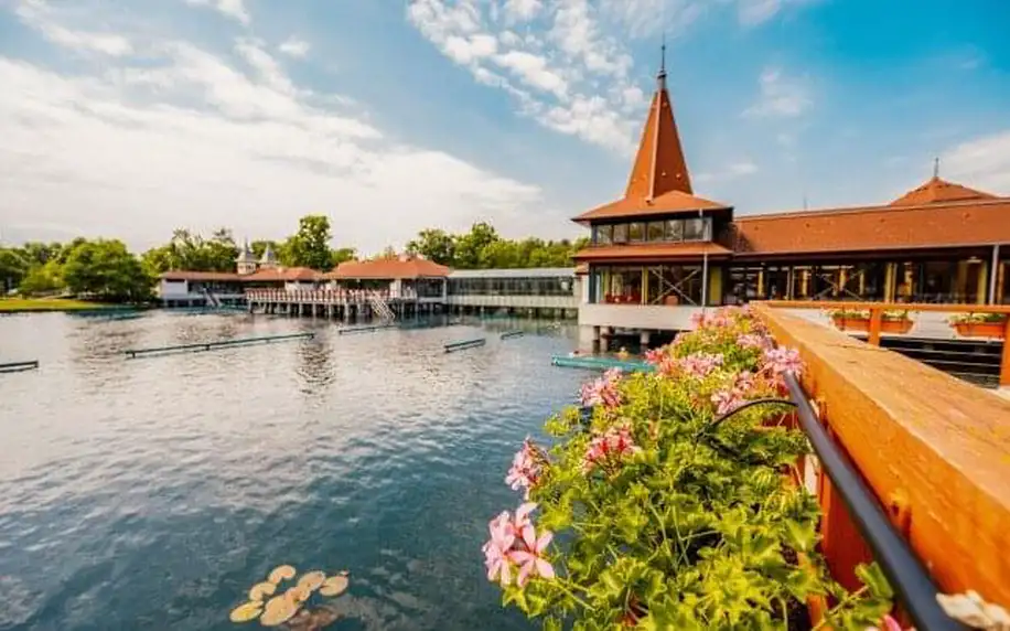 Hévíz jen 7 km od Balatonu: Pobyt v Park Hotelu *** s polopenzí a vstupem do přírodního termálního jezera