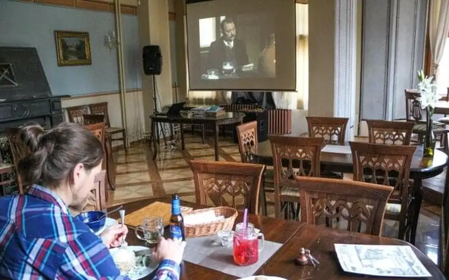 Vysočina: Romantický pobyt v Letohrádku sv. Vojtěch se snídaní a privátní vířivkou + promítání dobového filmu