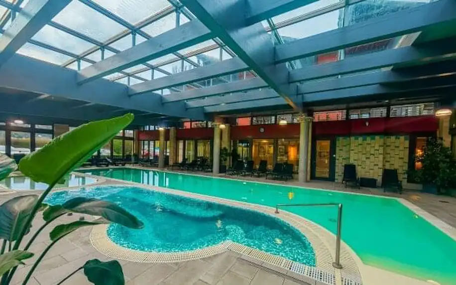 Královský pobyt v Hotelu Visegrád **** s polopenzí, vínem, neomezenými bazény a saunami i rytířským soubojem