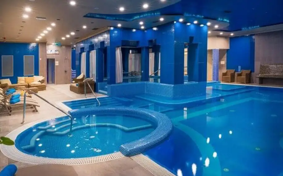 Győr nedaleko termálů: Hotel Golden Ball Club **** s neomezeným wellness (120 m² vodní plochy) a polopenzí