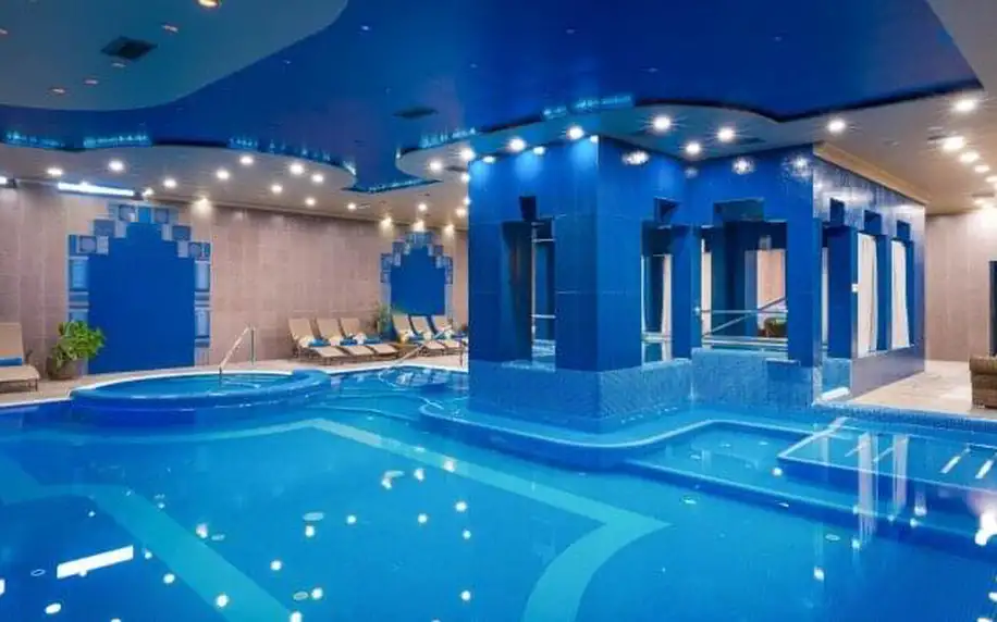 Győr nedaleko termálů: Hotel Golden Ball Club **** s neomezeným wellness (120 m² vodní plochy) a polopenzí