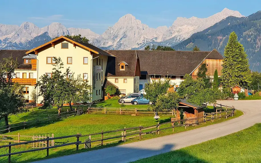 Horský penzion v rakouských Alpách s jídlem i bazénem