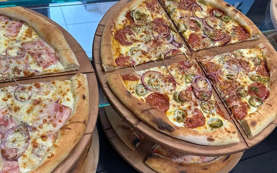 Čtvrtina pizzy o průměru 40 cm podle výběru