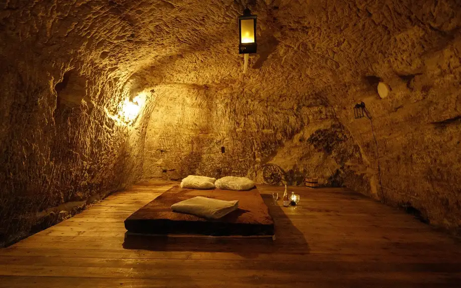 Spaní v zařízené jeskyni pod Českým Švýcarskem