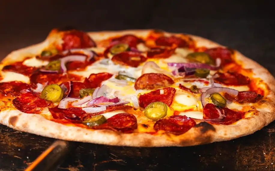 Gurmánská pizza nebo pinsa v italské restauraci