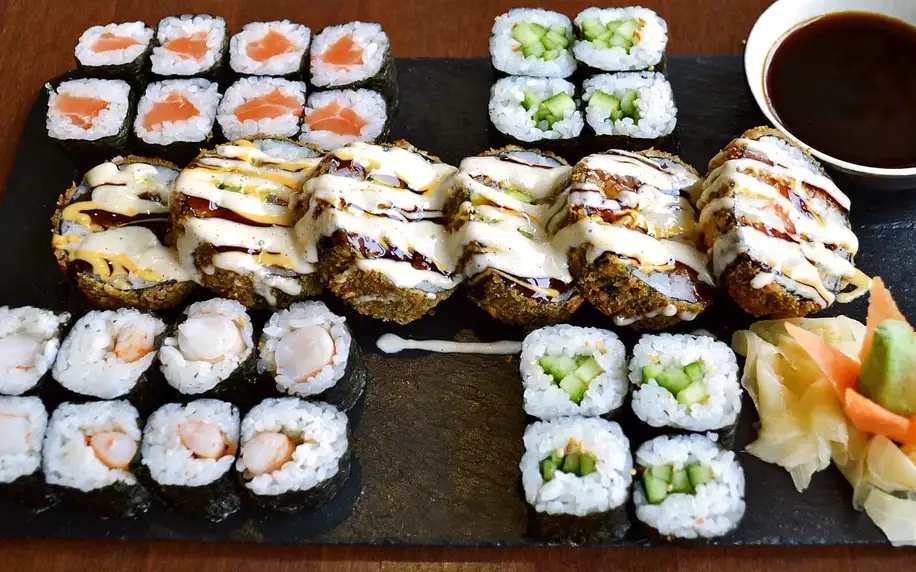 Set s 24–42 kusy sushi vč. jarních vege závitků