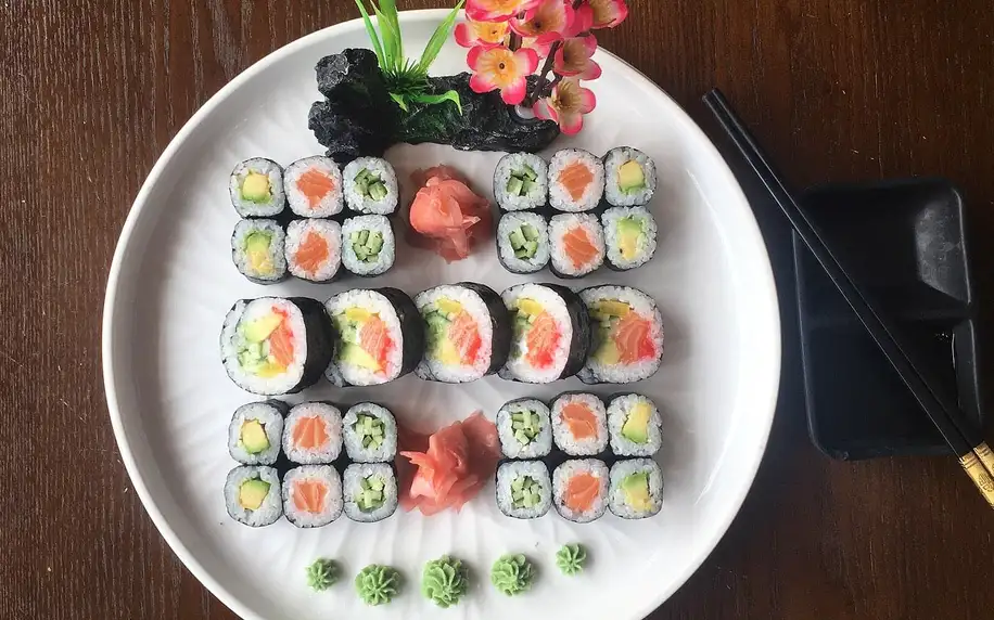 Až 72 ks sushi, minizávitky, saláty i miso polévky
