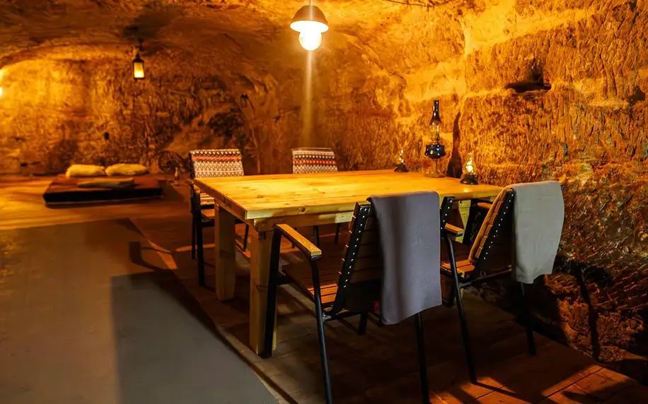 Spaní v zařízené jeskyni pod Českým Švýcarskem