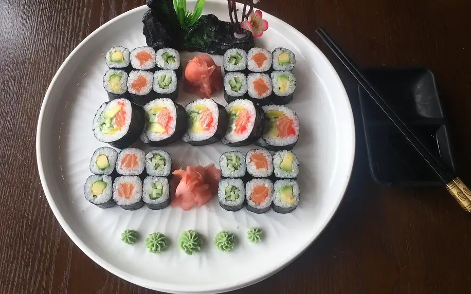 Až 72 ks sushi, minizávitky, saláty i miso polévky