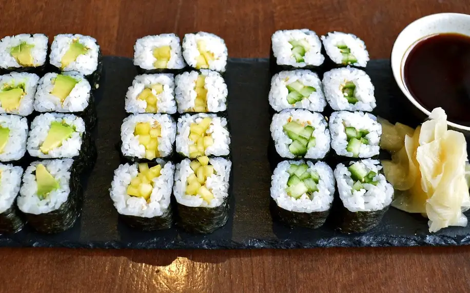 Set s 24–42 kusy sushi vč. jarních vege závitků