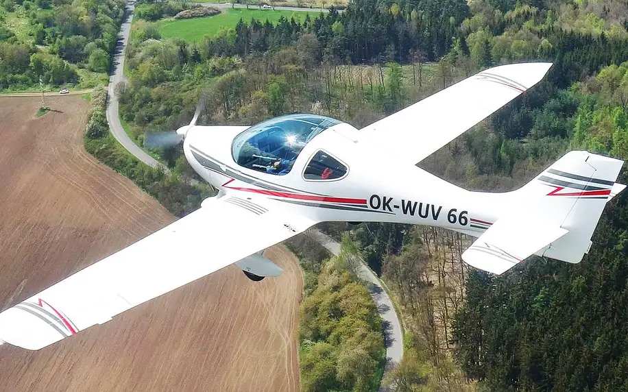 Let sportovním letounem s možností pilotáže na 20–60 min.