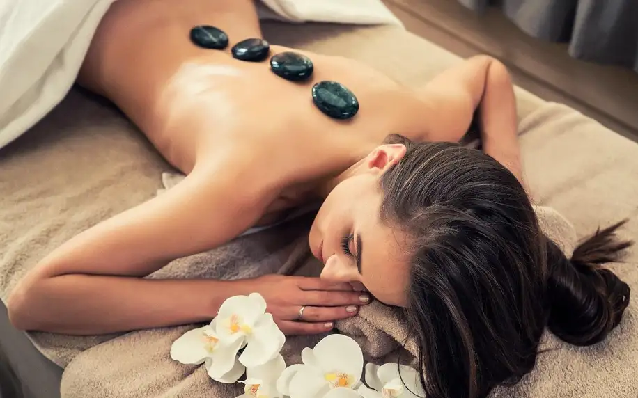 Hodina relaxu: masáž lávovými kameny