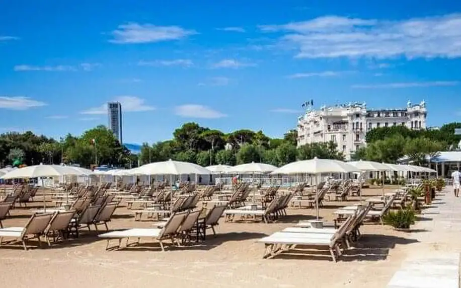 Italské Rimini přímo u pláže: Luxusní 5* Grand Hotel s polopenzí a venkovním bazénem neomezeně + welcome drink