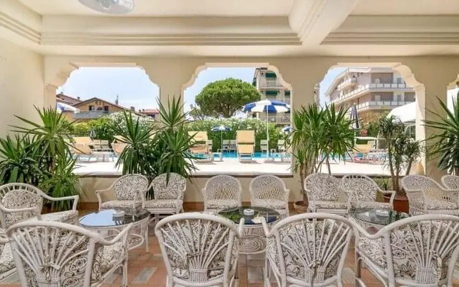 Itálie: Cervia přímo u pláže v Hotelu Universal **** s plnou penzí či polopenzí, bazénem a vířivkou + drink