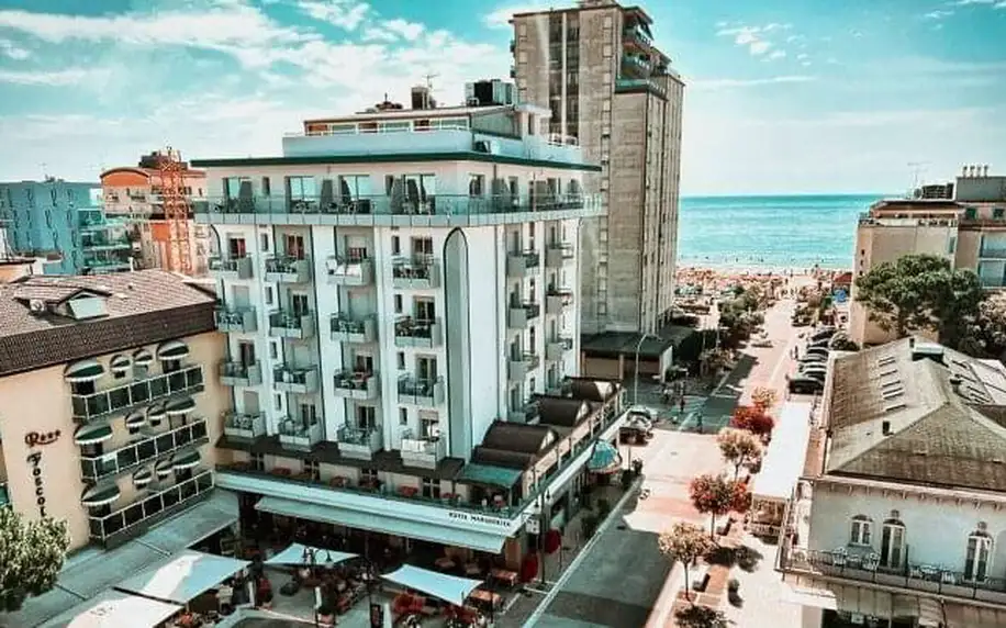 Benátská riviéra: Lido di Jesolo 100 m od pláže v Hotelu Margherita *** s polopenzí + slunečník a lehátka
