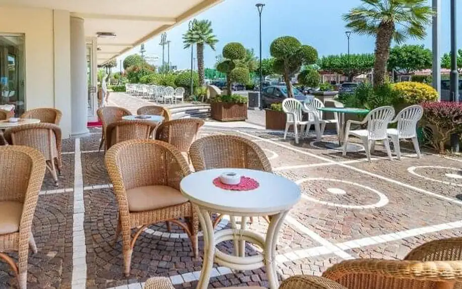 Itálie: Cervia přímo u pláže v Hotelu Universal **** s plnou penzí či polopenzí, bazénem a vířivkou + drink